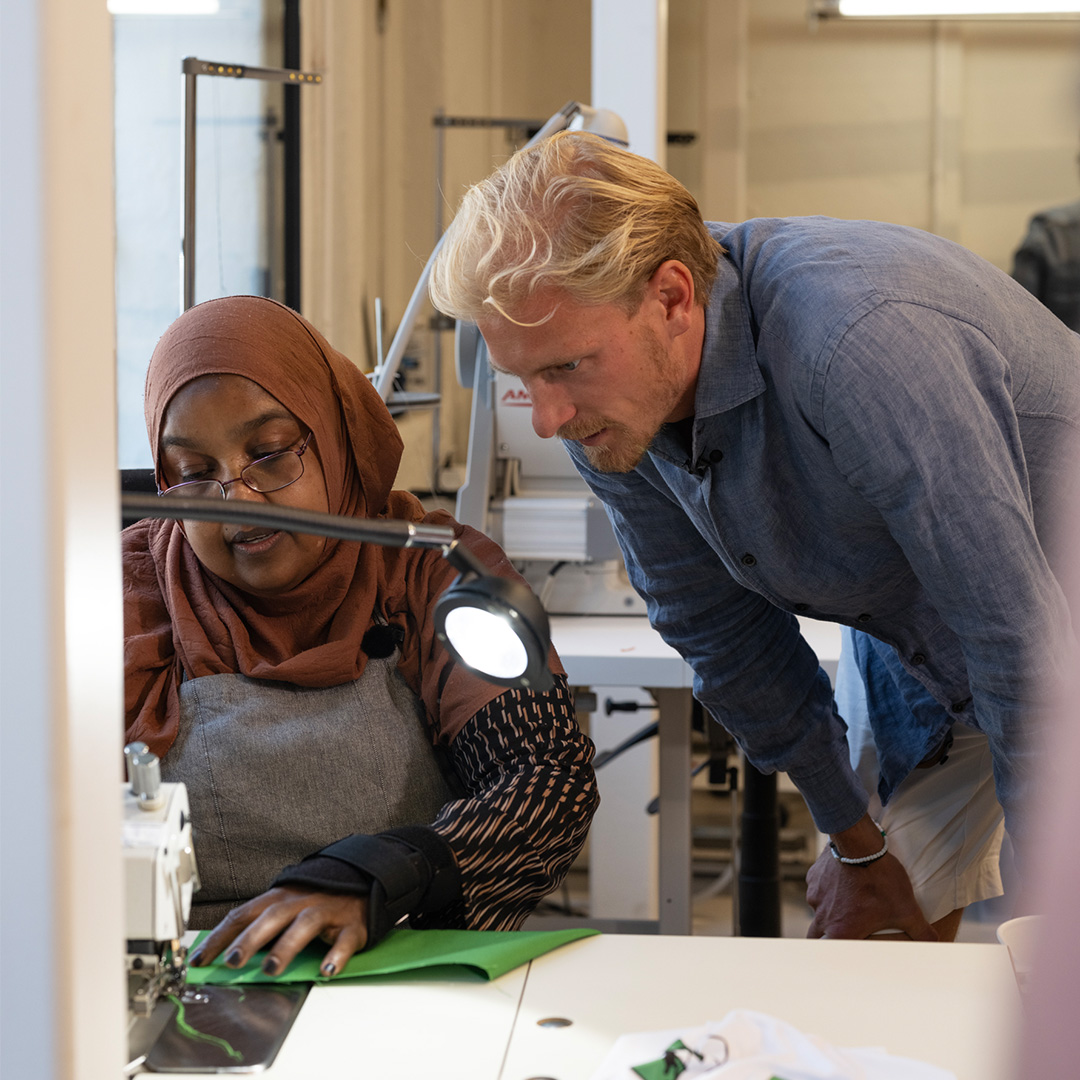 Green Bag - Morten inspecting