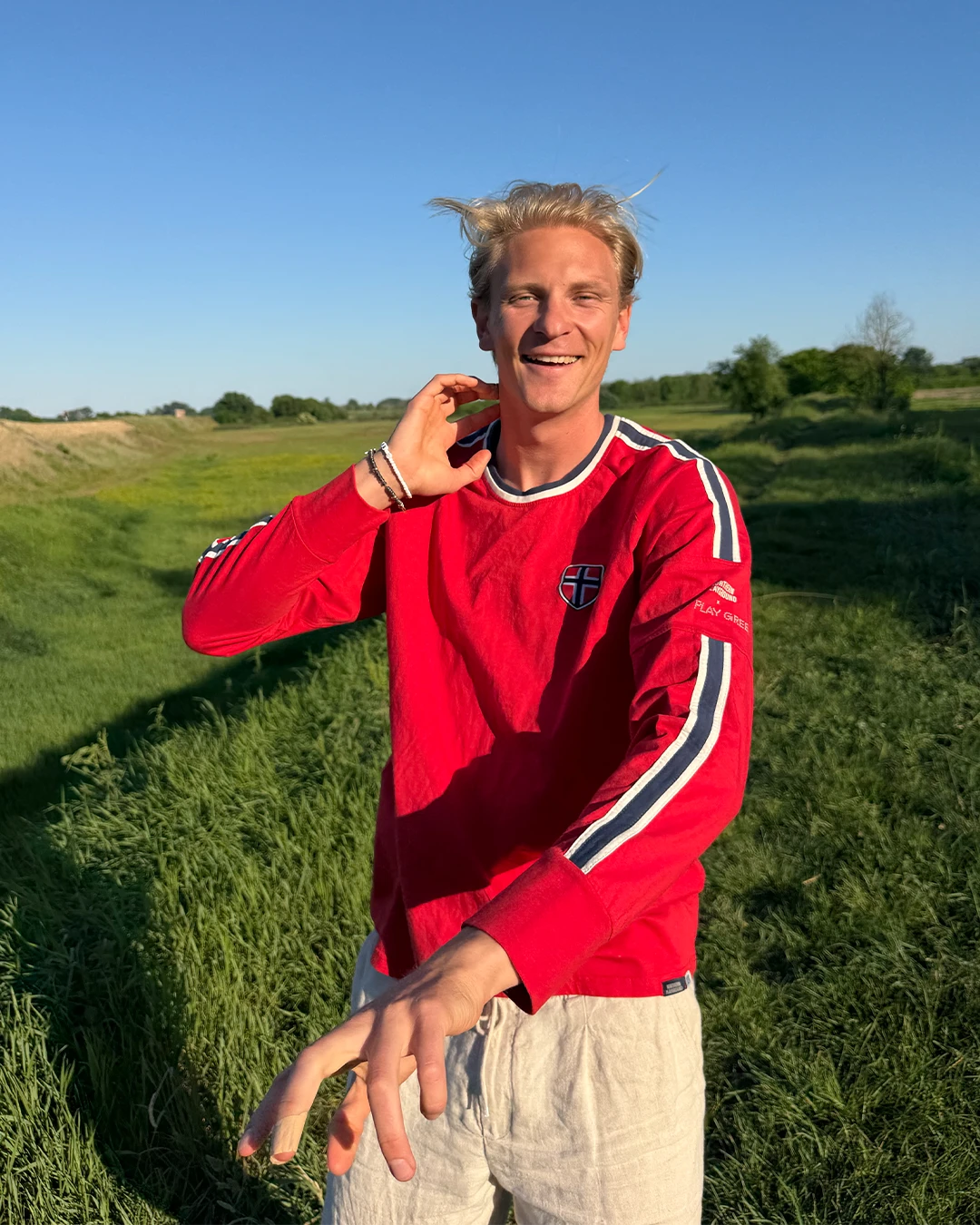 Morten viser frem den nye supporterdrakten fra Northeern Playground.