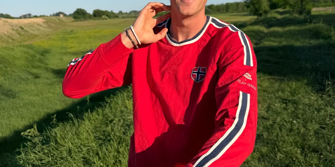 Morten viser frem den nye supporterdrakten fra Northeern Playground.